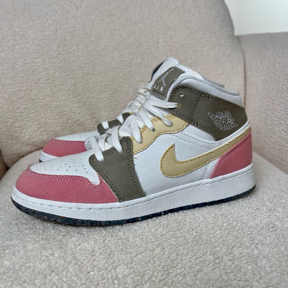 Jordan 1 Mid SE
Pastel Vivid Green Grind